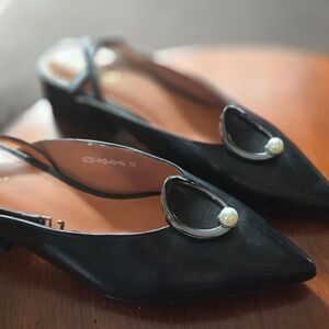 VITTO ROSSI // TOP GOLD RING W/ PEARL SLINGBACK FLATS, BLACK